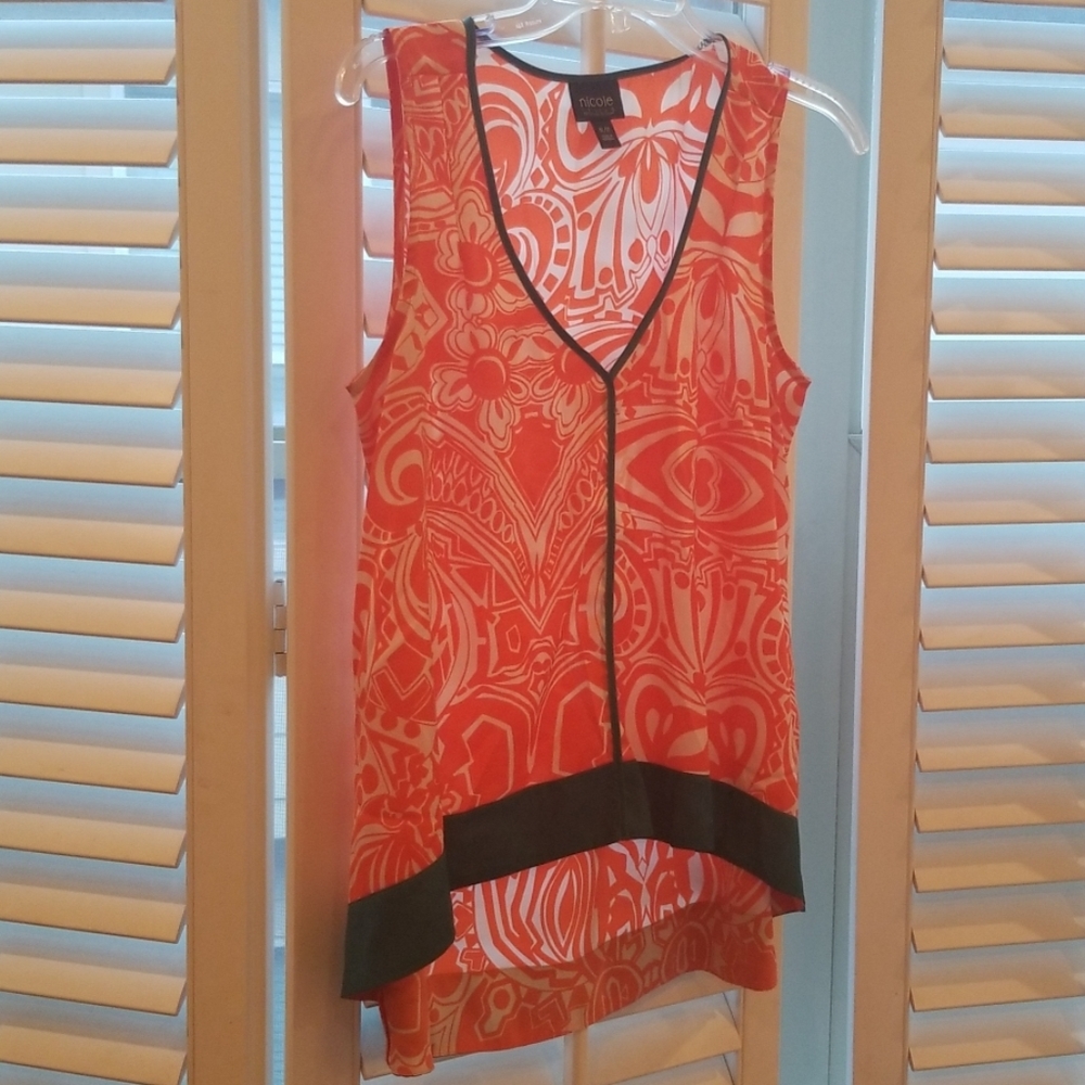 High-low sleeveless blouse
